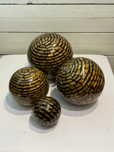 Load image into Gallery viewer, Flamant Suther Deco Balls with Stripe Detail - Set of 4