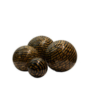 Load image into Gallery viewer, Flamant Suther Deco Balls with Stripe Detail - Set of 4