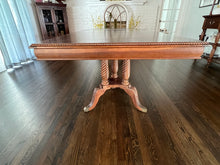 Load image into Gallery viewer, Broyhill Mahogany Traditional Pedestal Dining Table