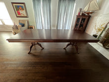 Load image into Gallery viewer, Broyhill Mahogany Traditional Pedestal Dining Table