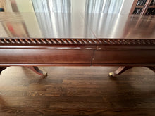 Load image into Gallery viewer, Broyhill Mahogany Traditional Pedestal Dining Table