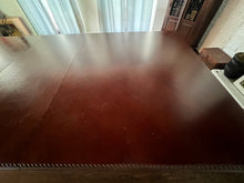 Load image into Gallery viewer, Broyhill Mahogany Traditional Pedestal Dining Table