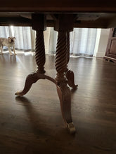 Load image into Gallery viewer, Broyhill Mahogany Traditional Pedestal Dining Table